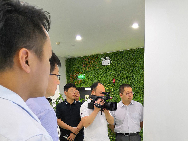 A delegation of 100 journalists visited Songjiang.