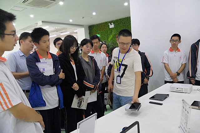 Representatives of Teachers and Students of Songjiang No.2 Middle School Visit Shanghai Sixunited